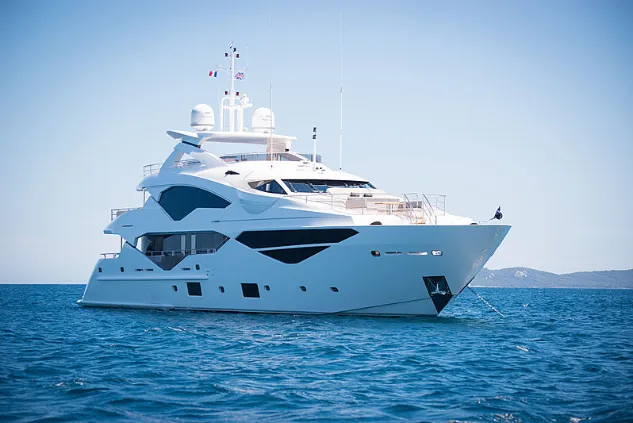 E-MOTION Luxury Charter Yacht by Sunseeker Charteryachtsfinder.com