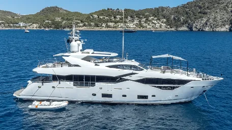 NOROADER Luxury Charter Yacht by Sunseeker Charteryachtsfinder.com